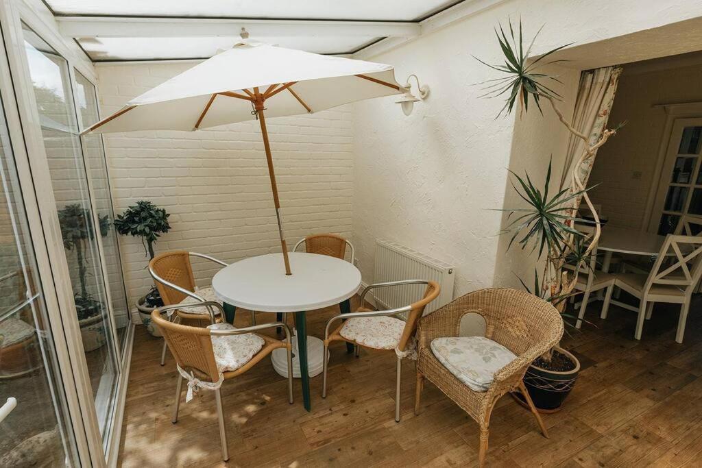 Fir Tree Cottage - Cosy 3 Bed Cottage In Penrhyn Bay With Beautiful Sea Views And Access To Snowdonia Rhôs-on-Sea Buitenkant foto