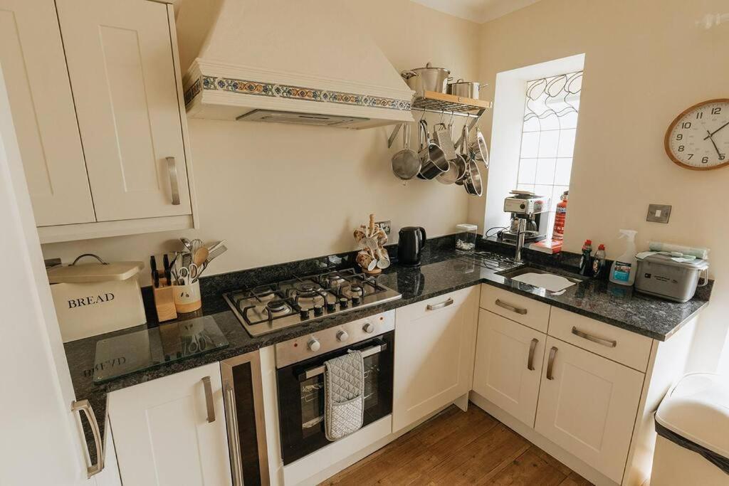Fir Tree Cottage - Cosy 3 Bed Cottage In Penrhyn Bay With Beautiful Sea Views And Access To Snowdonia Rhôs-on-Sea Buitenkant foto