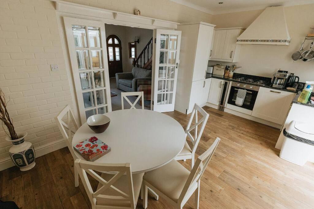 Fir Tree Cottage - Cosy 3 Bed Cottage In Penrhyn Bay With Beautiful Sea Views And Access To Snowdonia Rhôs-on-Sea Buitenkant foto
