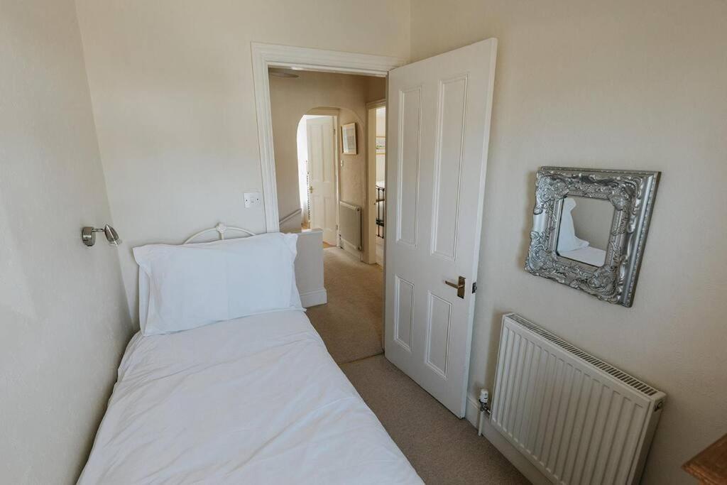 Fir Tree Cottage - Cosy 3 Bed Cottage In Penrhyn Bay With Beautiful Sea Views And Access To Snowdonia Rhôs-on-Sea Buitenkant foto