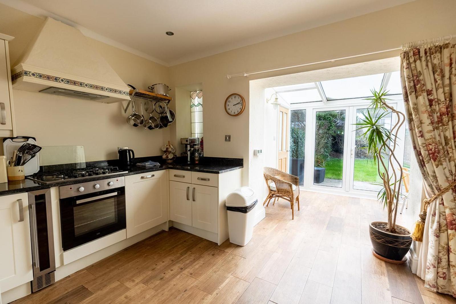 Fir Tree Cottage - Cosy 3 Bed Cottage In Penrhyn Bay With Beautiful Sea Views And Access To Snowdonia Rhôs-on-Sea Buitenkant foto