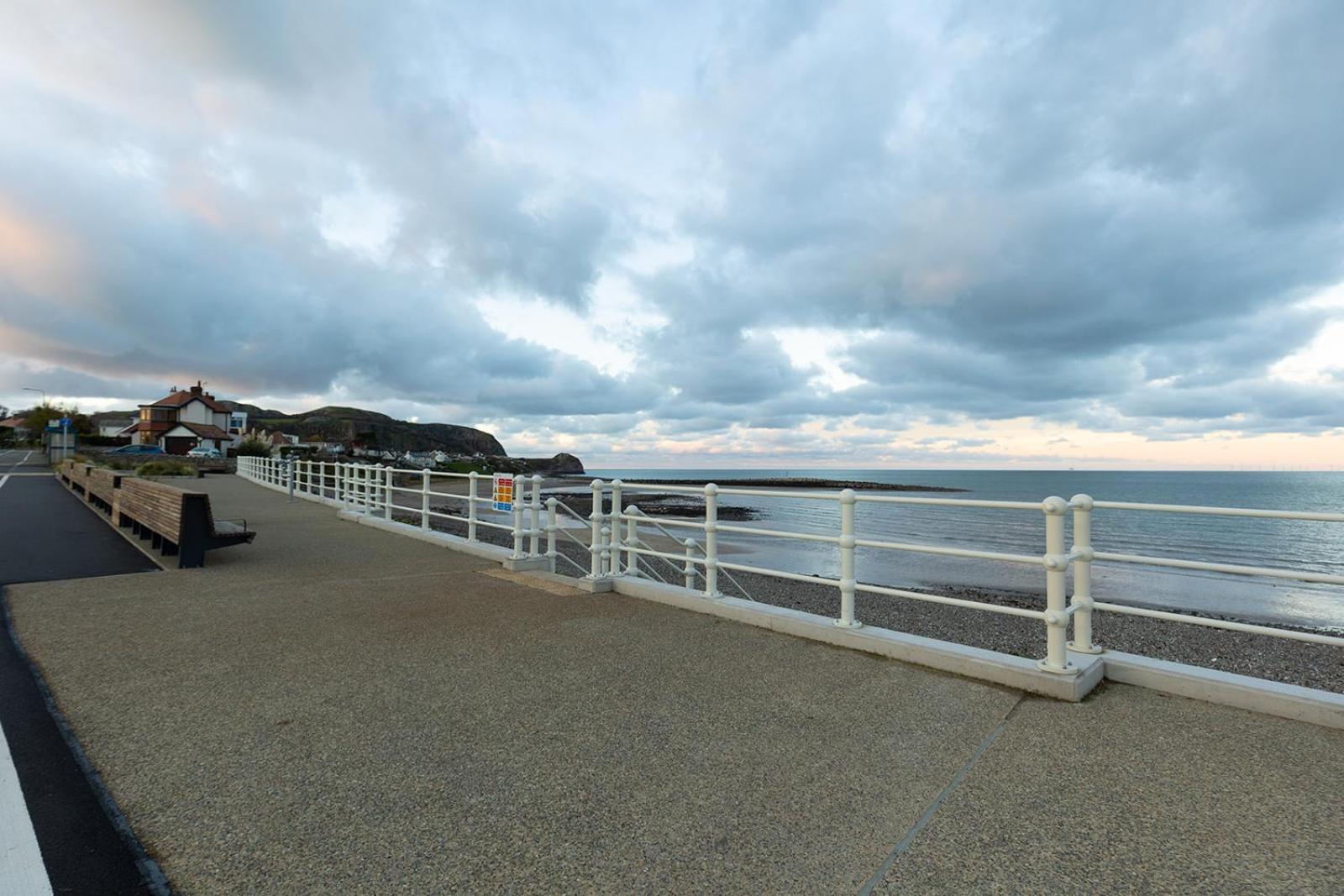 Fir Tree Cottage - Cosy 3 Bed Cottage In Penrhyn Bay With Beautiful Sea Views And Access To Snowdonia Rhôs-on-Sea Buitenkant foto